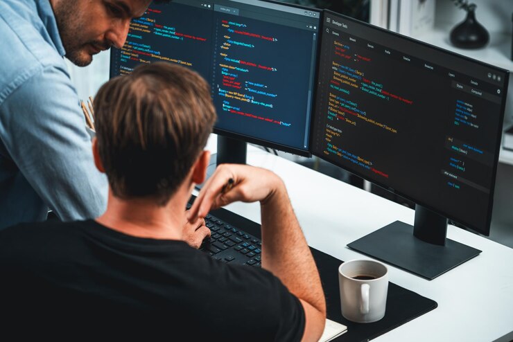Foto desarrolladores de ti discutiendo información de desarrollo de software en línea