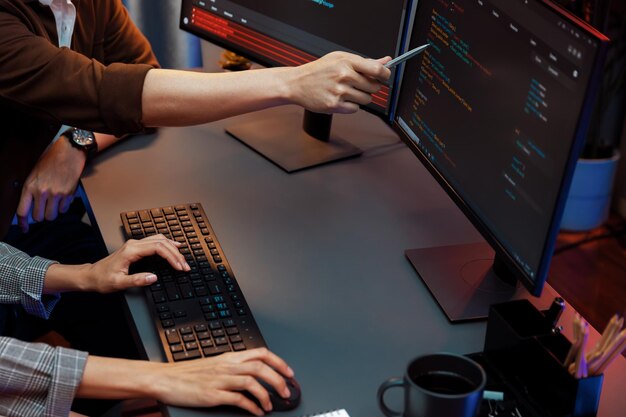 Desarrolladores de TI discutiendo con el sistema de codificación de sitios web Infobahn