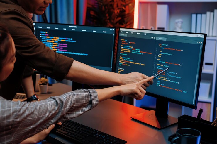 Foto desarrolladores de ti discutiendo con el sistema de codificación de sitios web infobahn