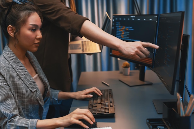 Desarrolladores de TI discutiendo un sitio web inteligente con una computadora portátil que muestra datos Infobahn