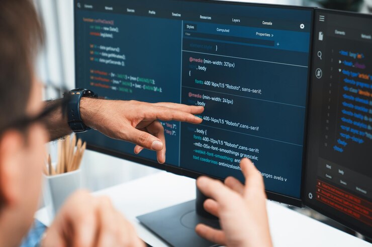 Foto desarrolladores de ti que crean información de desarrollo de software en línea