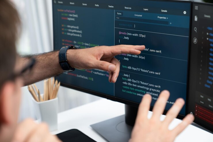 Foto desarrolladores de ti que crean información de desarrollo de software en línea