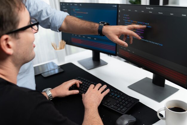 Desarrolladores de TI que crean información de desarrollo de software en línea