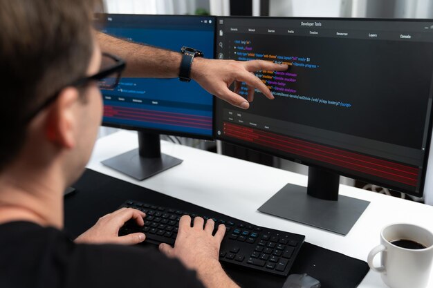 Desarrolladores de TI que crean información de desarrollo de software en línea