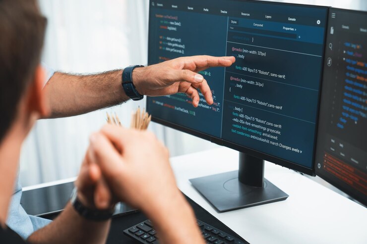 Foto desarrolladores de ti que crean información de desarrollo de software en línea