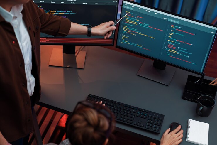 Foto los desarrolladores de top view it discuten con el sistema de codificación de sitios web infobahn