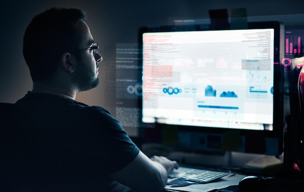 Foto desarrollando en progreso. captura recortada de un joven programador de computadoras mirando datos.