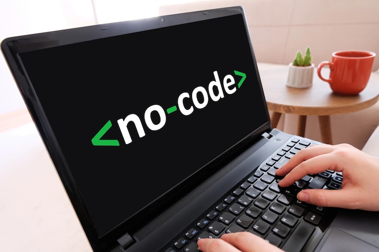 Foto sin desarrollo de código, manos en el teclado