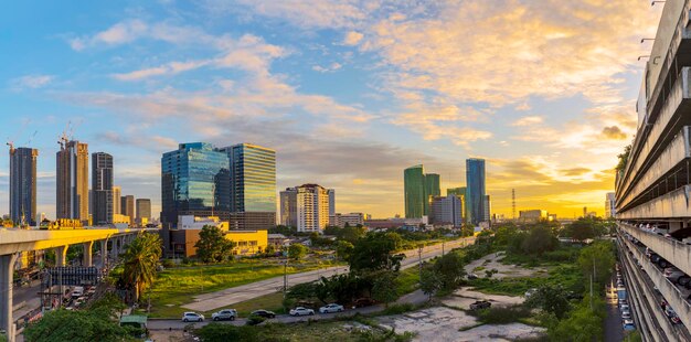 Desarrollo de concepto urbano Construcción de tren eléctrico en Bangkok Tailandia Carretera en construcción Espacio libre a la espera de ser desarrollado