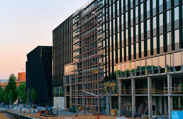 Desarrollo y construcción de un edificio moderno de rascacielos.