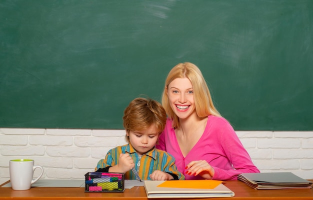 Desarrollo y crianza. Jardín de infancia y desarrollo escolar. Desarrollar talentos y habilidades. Cuidado y desarrollo infantil. Preparación preescolar. Niño niño y profesor mujer pedagogo aula