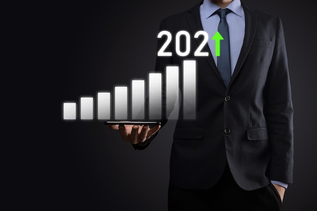 Desarrollo empresarial para el éxito y el concepto de crecimiento creciente del año 2021.Plan gráfico de crecimiento empresarial en el concepto del año 2021.Plan de negocios y aumento de indicadores positivos en su negocio.