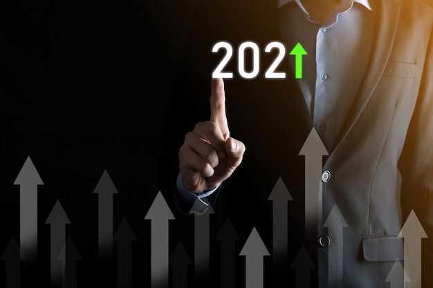 Desarrollo empresarial para el éxito y el concepto de crecimiento creciente del año 2021.Plan gráfico de crecimiento empresarial en el concepto del año 2021.Plan de negocios y aumento de indicadores positivos en su negocio.