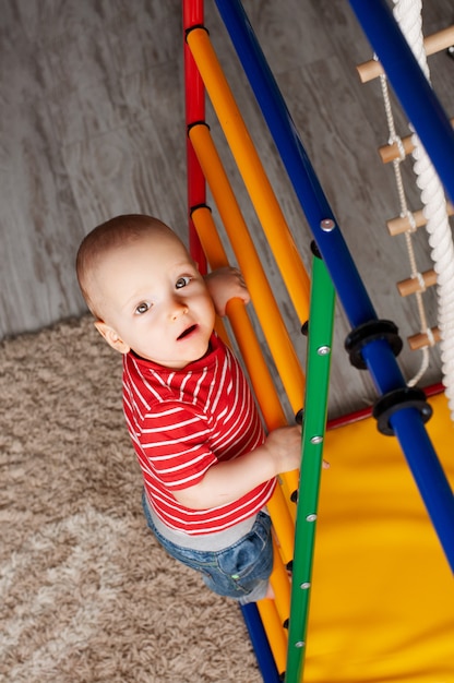 Desarrollo físico del niño. Complejo de gimnasio deportivo para niños en casa. Ejercicio en simulador. Estilo de vida saludable