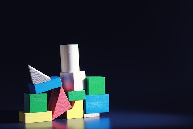 Desarrollo infantil. Juguete de madera para niños sobre la mesa en la zona de juegos. Sala de creatividad y autodesarrollo infantil. Constructor de madera.