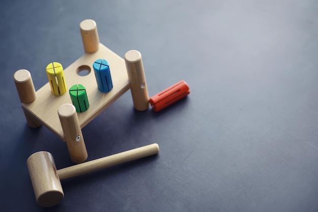 Desarrollo infantil. Juguete de madera para niños sobre la mesa en la zona de juegos. Sala de creatividad y autodesarrollo infantil. Constructor de madera.