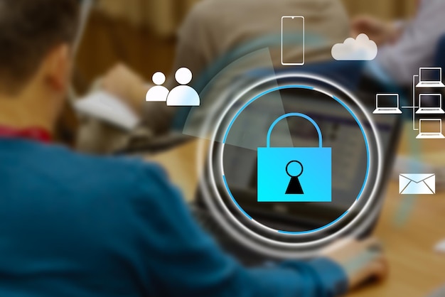 Desarrollo de sistema de seguridad de red. Concepto de seguridad de datos de Internet. Empresario usando laptop.