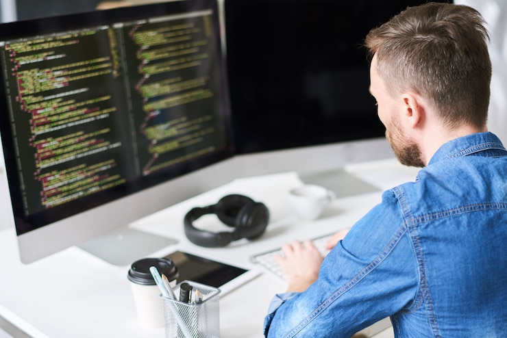 Foto desarrollo de software en computadora