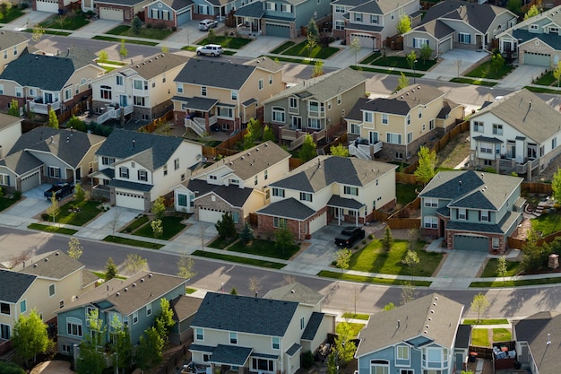 Foto desarrollo suburbano americano típico.