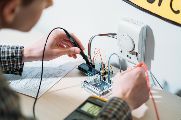 Desarrollo de tecnología de sistemas domésticos inteligentes para el uso eficiente de los recursos Ingeniero de ensamblaje de componentes electrónicos