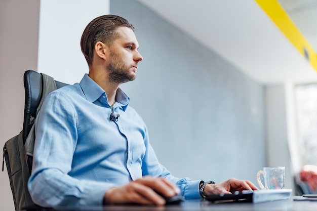 Foto desarrollo de tecnologías de programación y codificación. diseño de páginas web. programador trabajando en una oficina de desarrollo de software.