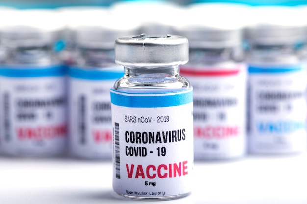 Desarrollo de vacuna contra el virus de un coronavirus COVID-19, botella de vacuna en concepto de seguro y lucha contra el coronavirus 2019 cura ncov, investigación médica en laboratorio para detener la propagación del virus