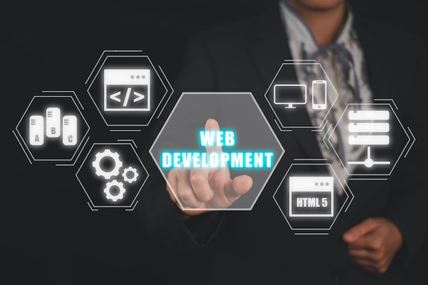 Desarrollo web codificación programación tecnología de internet concepto de negocio mujer de negocios mano tocando icono de desarrollo web en pantalla VR