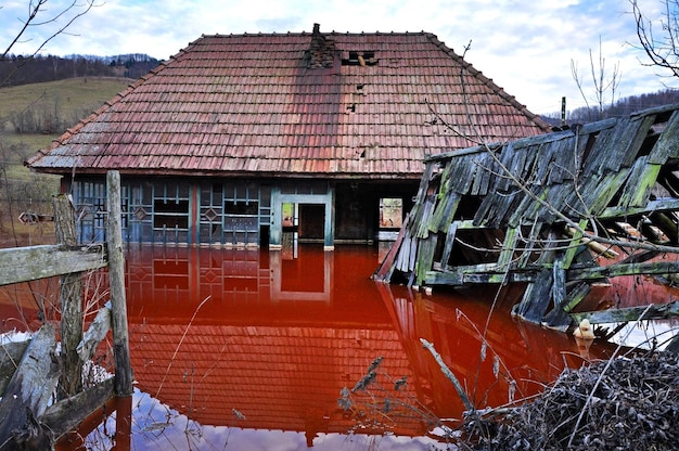 Foto desastre ecológico un pueblo abandonado inundado por el agua contaminada de una mina