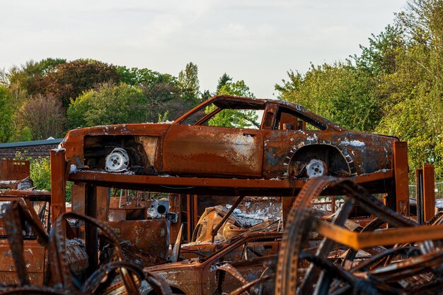 Desastres de carros enferrujados e queimados