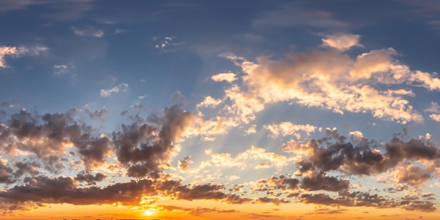 Desatando los colores encantador atardecer con nubes pintando el cielo