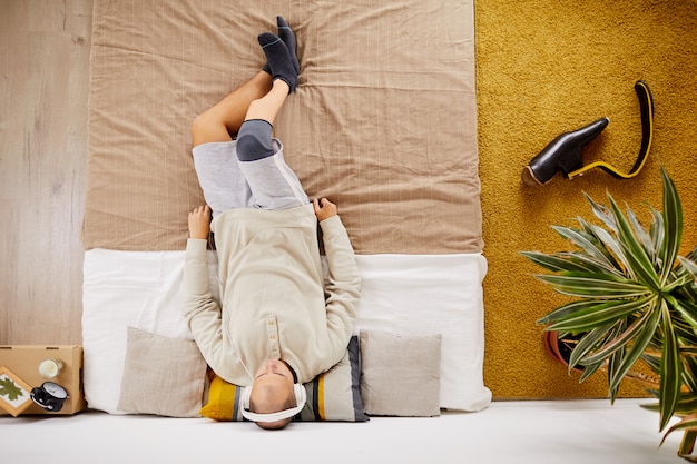 Desativado homem descansando na cama