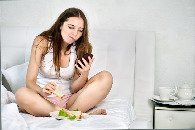 Desayune en la cama y vea el chat del trabajo mientras trabaja de forma remota en casa