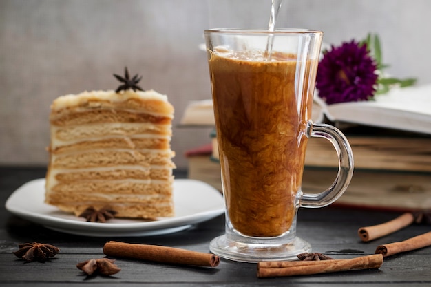 Desayuno, achicoria, café y pasteles.