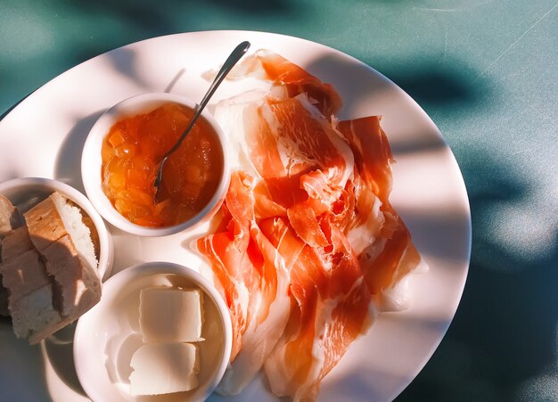 Desayuno al aire libre en verano jamón mermelada mantequilla y jamón