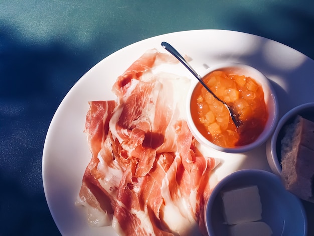 Desayuno al aire libre en verano jamón mermelada mantequilla y jamón