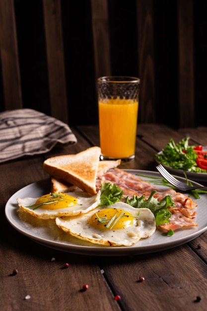 Foto desayuno americano con huevos y tocino.