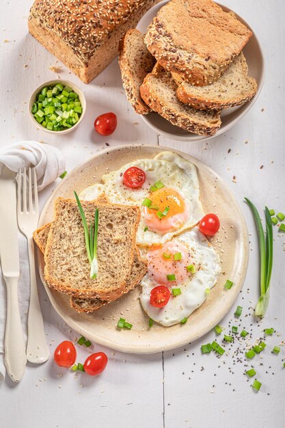 Desayuno americano con pan de huevo y tomate