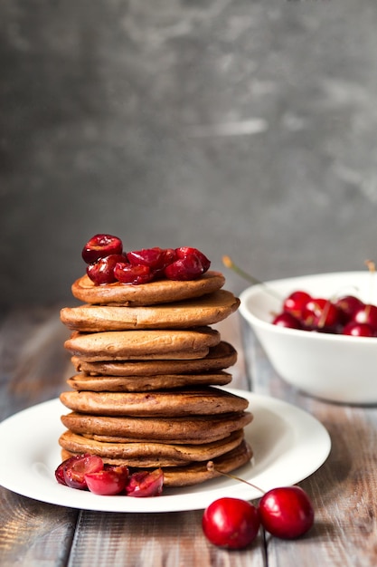 Desayuno americano Panqueques de chocolate con cerezas Panqueques con mermelada Desayuno con frutos del bosque