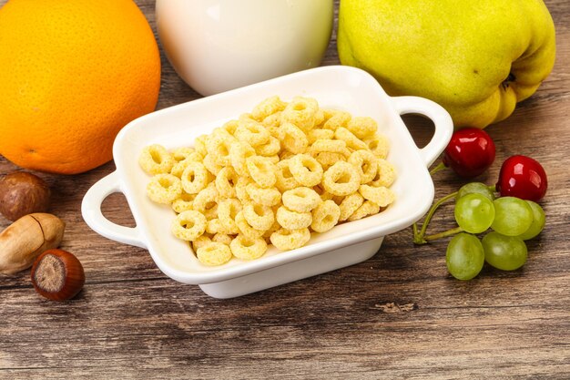 Desayuno con anillos de maíz y leche