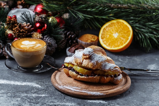 Desayuno de Año Nuevo con croissants. Croissant de año nuevo con chocolate y naranja al horno.