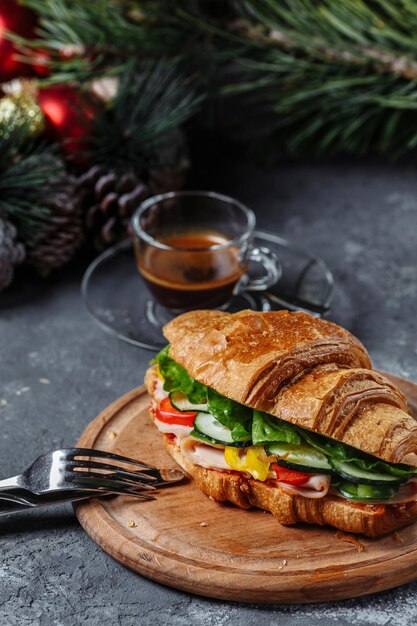 Desayuno de Año Nuevo con croissants. Croissant de Año Nuevo con jamón, queso y tomates. Concepto de Navidad y año nuevo