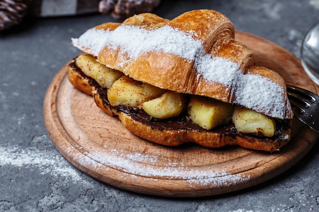 Desayuno de Año Nuevo con croissants.