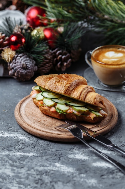 Desayuno de año nuevo con croissants