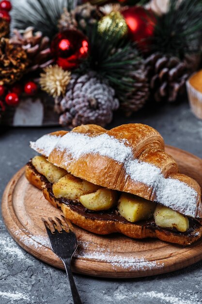 Desayuno de año nuevo con croissants