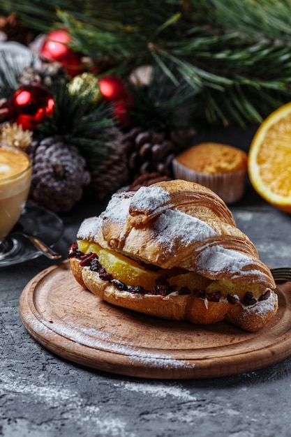 Desayuno de año nuevo con croissants