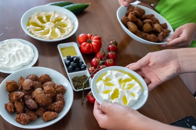 Desayuno árabe con platos diferentes