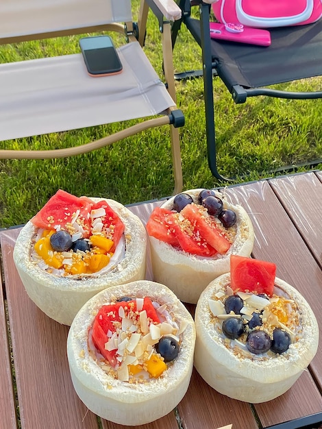 Un desayuno de avena con fruta encima