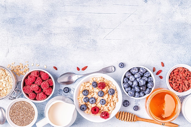 Desayuno, avena con frutos rojos