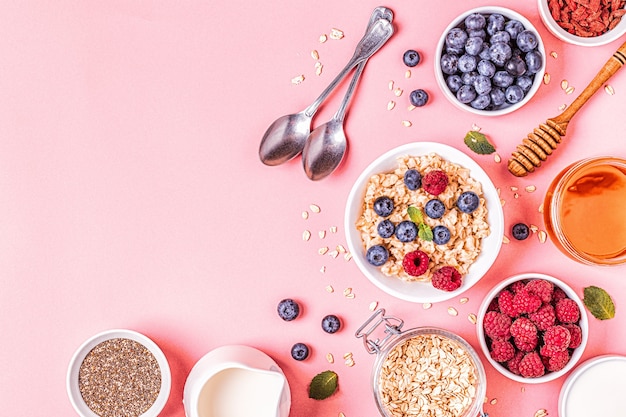 Desayuno, avena con frutos rojos