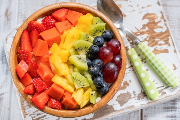 Desayuno avena para niños con frutas arcoiris